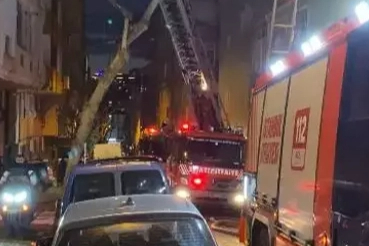 Bahçelievler'de çatıda yangın; alevler yan binaya sıçradı